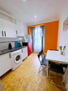 kuchnia ze stołem i pralką w obiekcie Apartamentos TravelStep La Latina w Madrycie