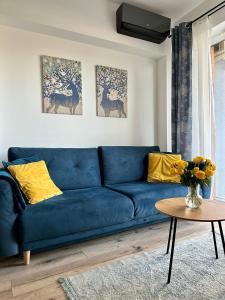 um sofá azul numa sala de estar com uma mesa em Flow 8 by Housine em Zator