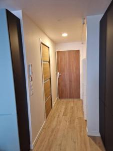einen Flur mit Tür und Holzboden in der Unterkunft CAP CORNICHE - Agréable Studio bord mer in Sète + 15 Fotos