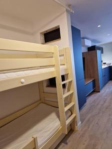 ein Etagenbett mit einer Treppe in einem Zimmer in der Unterkunft CAP CORNICHE - Agréable Studio bord mer in Sète