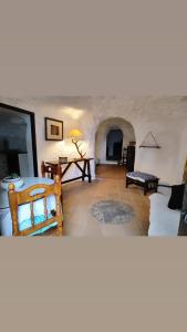 ein Wohnzimmer mit einem Sofa und einem Tisch in der Unterkunft Cueva Rural El Sendero in Pegalajar
