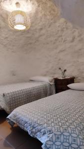 Łóżko lub łóżka w pokoju w obiekcie Cueva Rural El Sendero