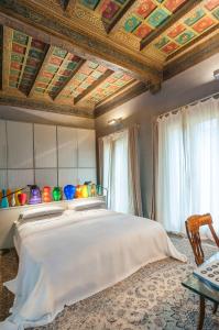 1 dormitorio con 1 cama grande y techo artesonado en Castellata La Suite, en Bolonia
