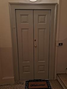 drzwi w pokoju z dywanem obok w obiekcie Eleganti Dimore w mieście Brescia
