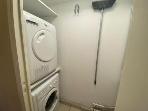 a washer and dryer in a small room at Logis Gaïa in Labenne