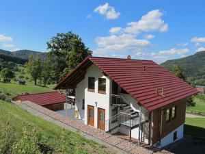 ein kleines Haus mit rotem Dach in der Unterkunft Ferienhaus Albzeit in Albstadt