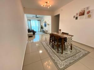 comedor y sala de estar con mesa en RUMA Executive Homestay Bukit Mertajam with Pool Netflix #FREETAX, en Bukit Mertajam