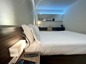 A bed or beds in a room at HelloSky Air Rooms Madrid