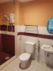 uma casa de banho com um WC e um lavatório em 7 Sea Pd Marina Apartment em Porto Dickson