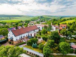 une vue aérienne sur une ville avec des maisons et des arbres dans l'établissement Hotel Vécsecity Superior, à Hernádvécse