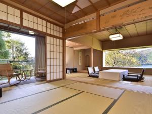 een Japanse woonkamer met een tafel en stoelen bij Ryuguden in Hakone