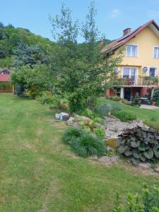 un jardín frente a una casa en Adamowo en Uherce Mineralne