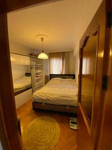 een slaapkamer met 2 bedden en een open deur bij In the city center (800m from Cevahir shopping) in Istanbul