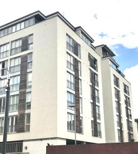 an apartment building on the corner of a street at Town & Quiet - 1 Bed - Fast Fibre - Free Parking in Bedford