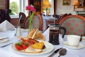 Bourne Hall Country Hotel في شانكلين: طاولة عليها طبق من طعام الإفطار