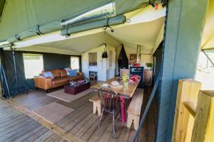 ein Wohnzimmer mit einem Tisch in einem Zelt in der Unterkunft Canvas & Campfires in Lampeter
