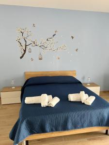 sypialnia z łóżkiem z dwoma ręcznikami w obiekcie Perla marina w mieście Vasto