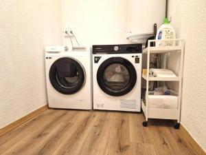 una lavadora y una lavadora en una habitación en Spacious 3-bedroom apartment with terrace and AC in the city centre, en Aviñón