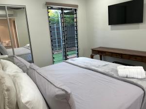 Säng eller sängar i ett rum på Broome Airport Stay-z