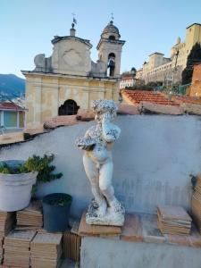 una estatua de una mujer parada en una pared en Attico romantico con terrazza Sanremo - Palm Street, 104, en San Remo