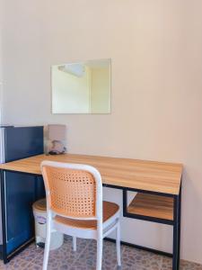 a desk in a room with a chair and a mirror at Thong Nai Pan Beach Residence in Thong Nai Pan Yai