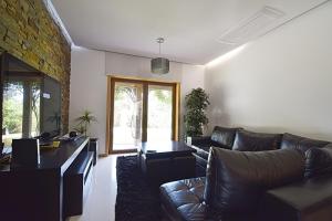 uma sala de estar com um sofá e uma mesa em Casa de Ryvyo em Penafiel