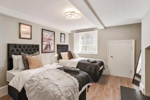 a bedroom with two beds and a couch at Chic & Contemporary Apartment with Patio - Parking in Wakefield