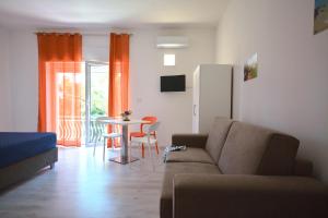 Villaggio Resta的住宿－Camera & Caffè - Accoglienza Salentina，客厅配有沙发和桌子