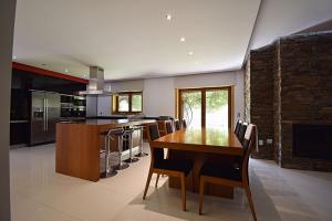 uma grande cozinha com uma mesa de madeira e um balcão em Casa de Ryvyo em Penafiel
