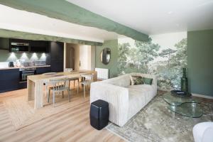 ein Wohnzimmer mit einem Sofa und einem Tisch in der Unterkunft MANOIR DU VAU D ARZ gîtes et chambres d hôtes avec piscine in Malansac
