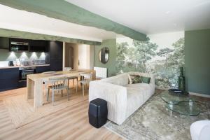Posedenie v ubytovaní MANOIR DU VAU D ARZ gîtes et chambres d hôtes avec piscine