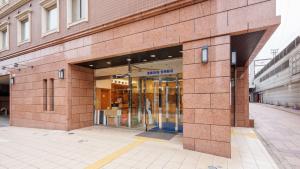 宮崎市にある東横INN宮崎駅前の通りガラス戸付きのレンガ造り