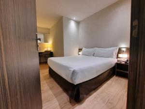 A bed or beds in a room at HelloSky Air Rooms Madrid