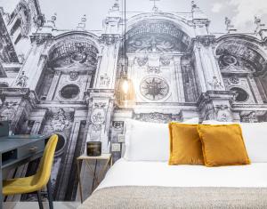 um quarto com uma cama e um mural de parede em Presidente em Granada