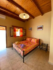 um quarto com uma cama e um tecto de madeira em Gavdos Panorama em Karave
