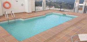 una piscina en un patio con balcón en Moraira Seaview Appartment 6, en Benitachell