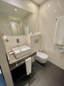 A bathroom at HelloSky Air Rooms Madrid