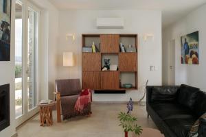 sala de estar con sofá y escritorio en Villa Almiriki, Stelida Naxos., en Naxos Chora