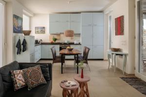 cocina y sala de estar con sofá y mesa en Villa Almiriki, Stelida Naxos., en Naxos Chora