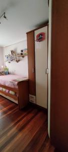 ein kleines Schlafzimmer mit einem Bett und einem Schrank in der Unterkunft APARTAMENTO 2 HABITACIÓNES con GARAJE EN SANTOÑA in Santoña