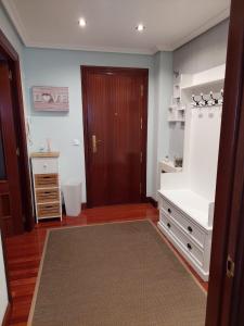 Zimmer mit einem Schrank und einer Tür mit einem Teppich in der Unterkunft APARTAMENTO 2 HABITACIÓNES con GARAJE EN SANTOÑA in Santoña
