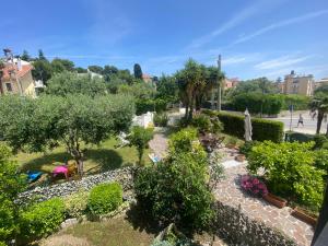 einen Garten mit Bäumen, Sträuchern und Pflanzen in der Unterkunft Casa Matilde & Aurora con giardino e posto auto privato in Sirolo