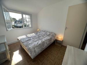 En eller flere senge i et værelse på Maison Carnac, 5 pièces, 8 personnes - FR-1-377-41