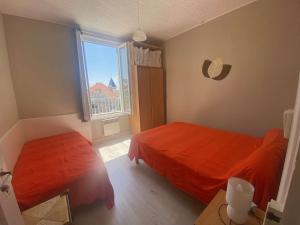 1 Schlafzimmer mit 2 Betten und einem Fenster in der Unterkunft Maison Saint-Palais-sur-Mer, 3 pièces, 7 personnes - FR-1-494-84 in Saint-Palais-sur-Mer