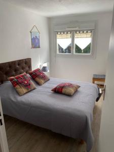 a bedroom with a large bed with two pillows at Cool Montagne in Briançon