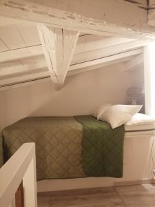 Zimmer mit einem Bett in einem Zimmer in der Unterkunft BRIC NEST il luogo ideale per la tua vacanza. in Florenz