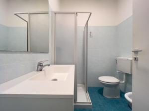 Kúpeľňa v ubytovaní Appartamenti Diplomatic-Residence Fronte mare-Piazza Torino-Lido di Jesolo + 21 fotografií