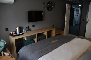 Een bed of bedden in een kamer bij Tekirdağ Otel