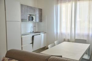 Kuchyňa alebo kuchynka v ubytovaní Appartamenti Diplomatic-Residence Fronte mare-Piazza Torino-Lido di Jesolo