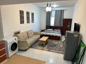 Posezení v ubytování Apartment in Ajman,Studio flat